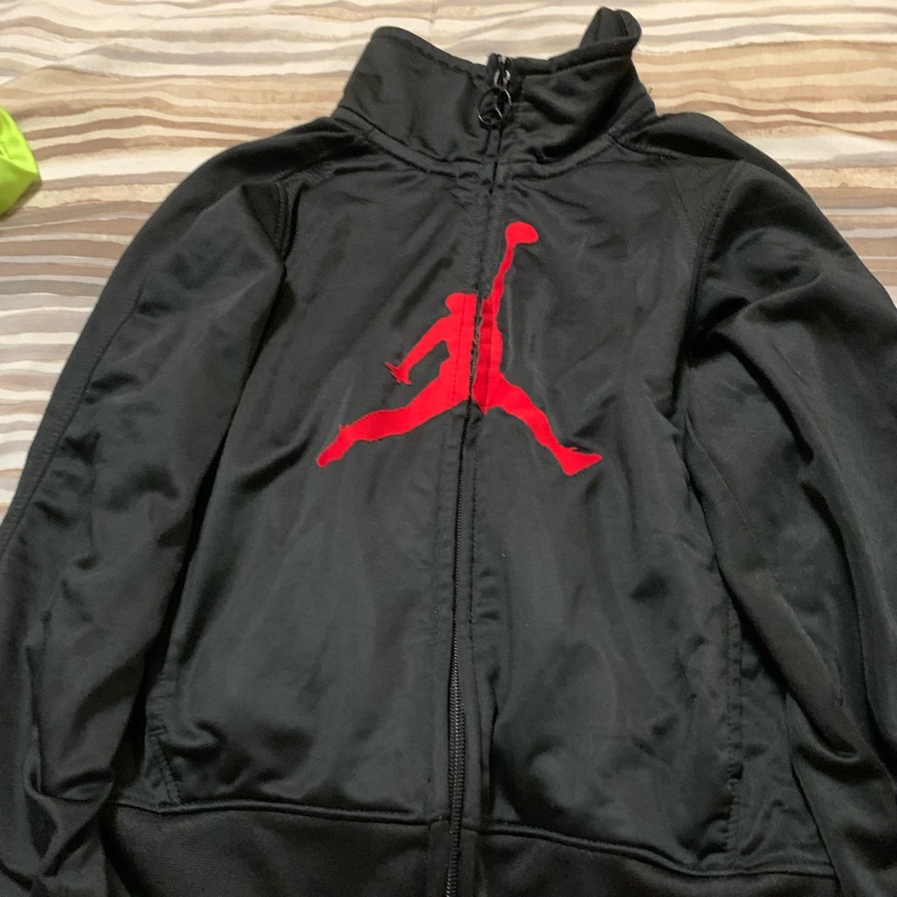 Black and red sweatshirts Jordan jacket size {M/6}